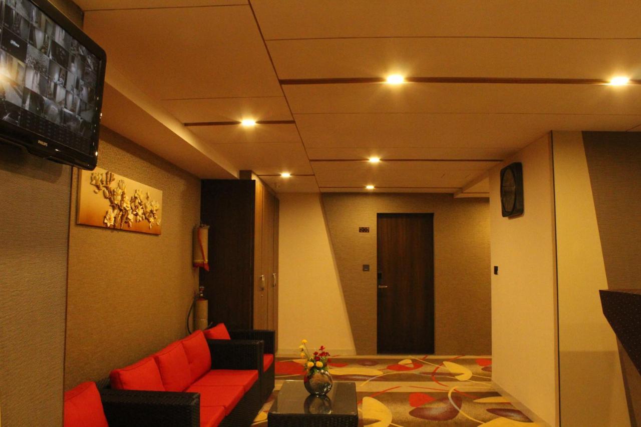 Zip By Spree Hotels Surat Exterior photo