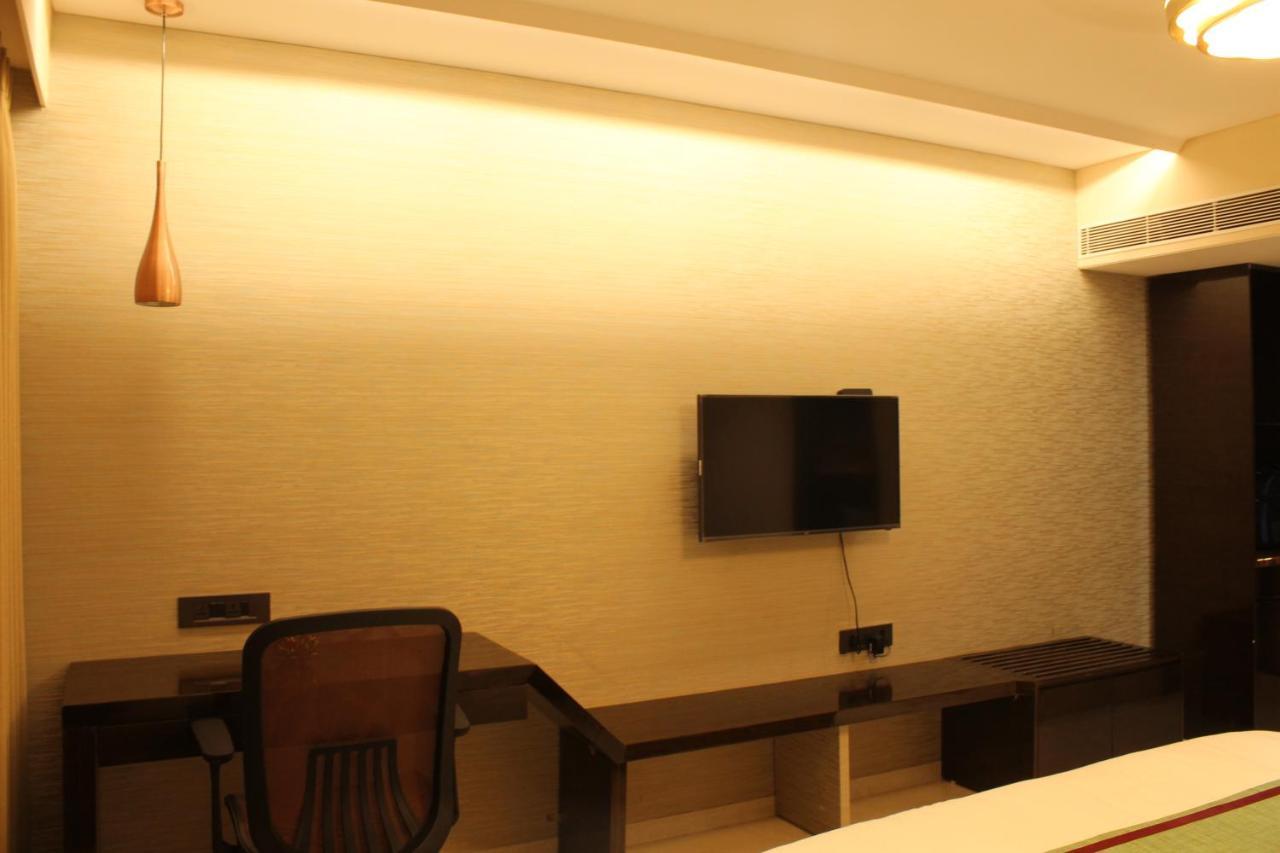 Zip By Spree Hotels Surat Exterior photo