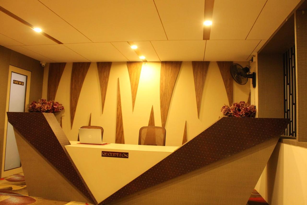 Zip By Spree Hotels Surat Exterior photo
