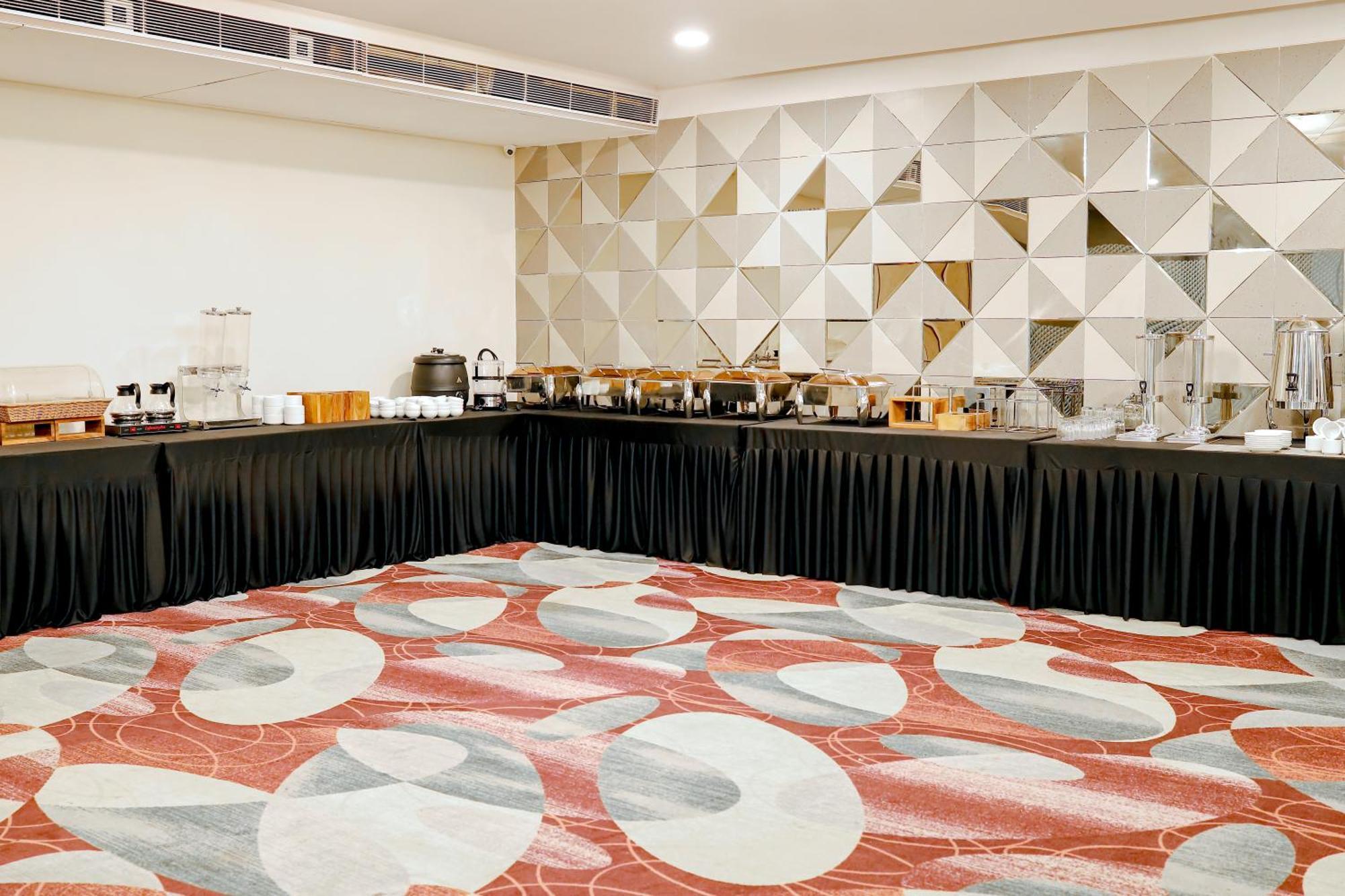Zip By Spree Hotels Surat Exterior photo
