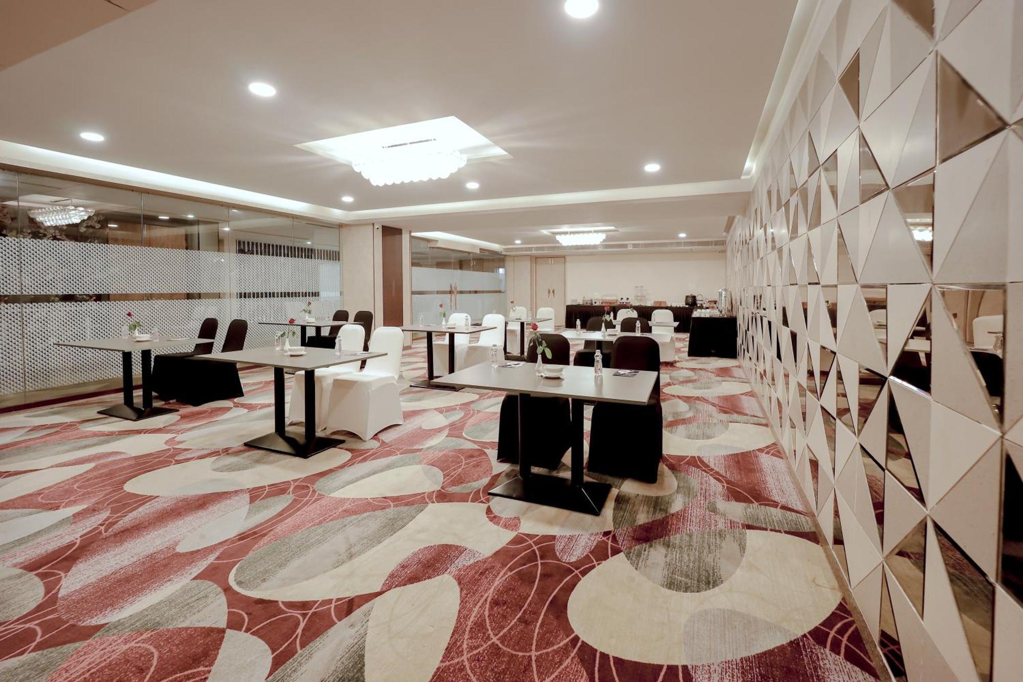 Zip By Spree Hotels Surat Exterior photo