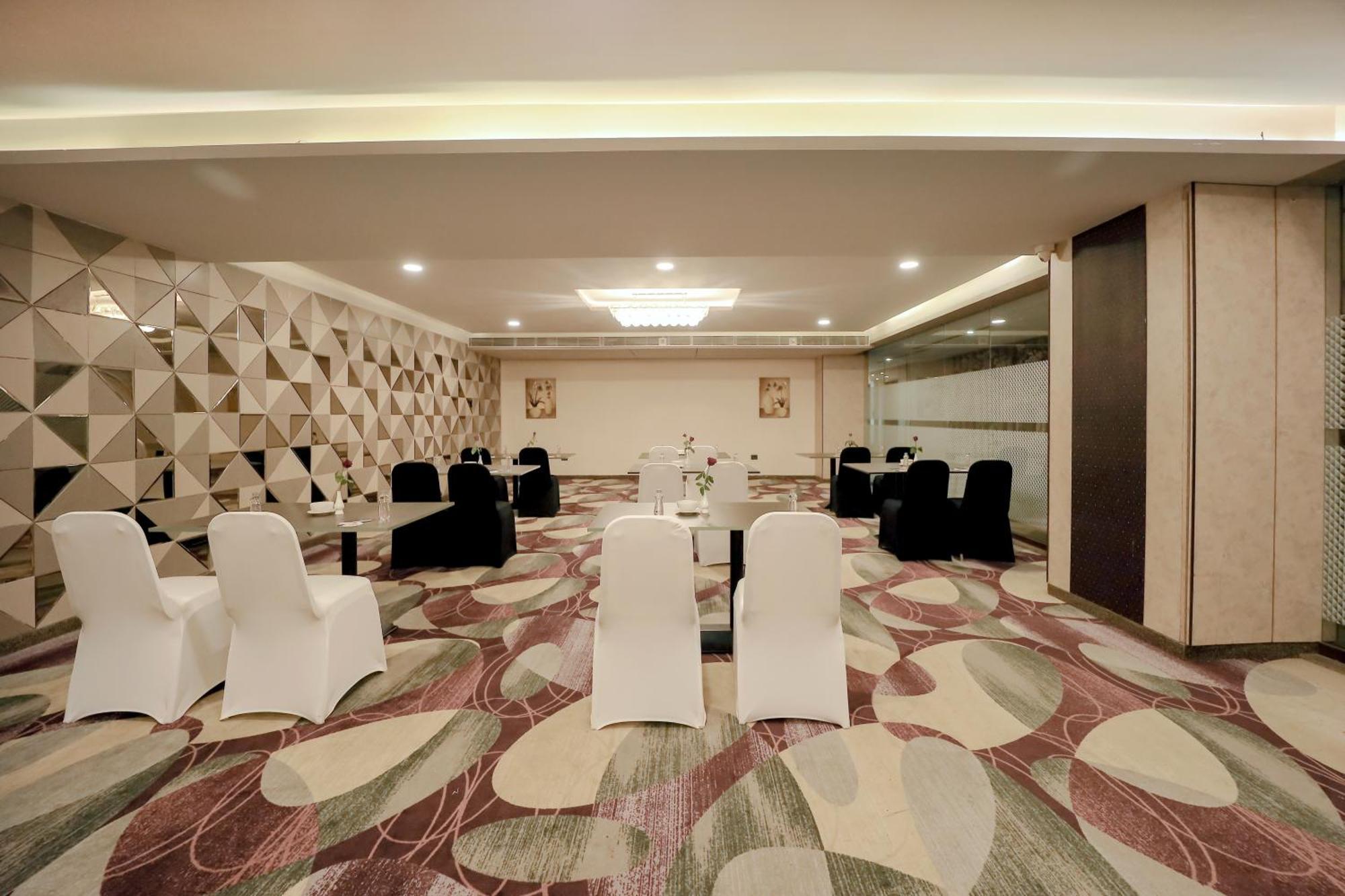 Zip By Spree Hotels Surat Exterior photo