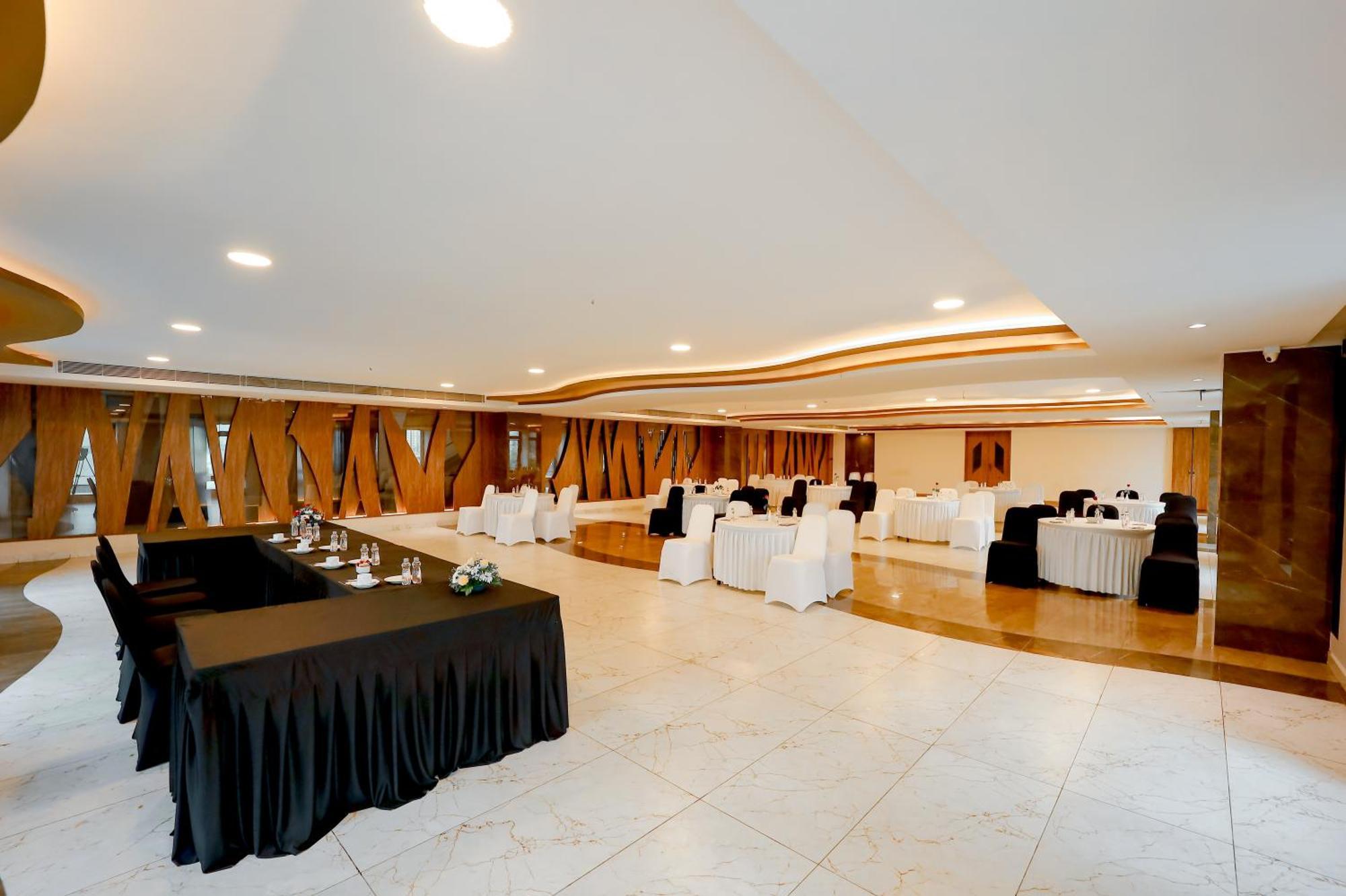 Zip By Spree Hotels Surat Exterior photo