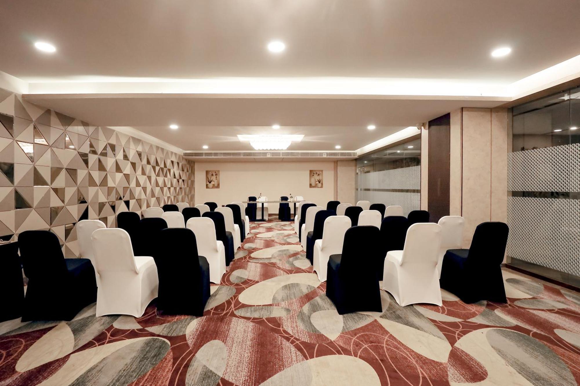 Zip By Spree Hotels Surat Exterior photo