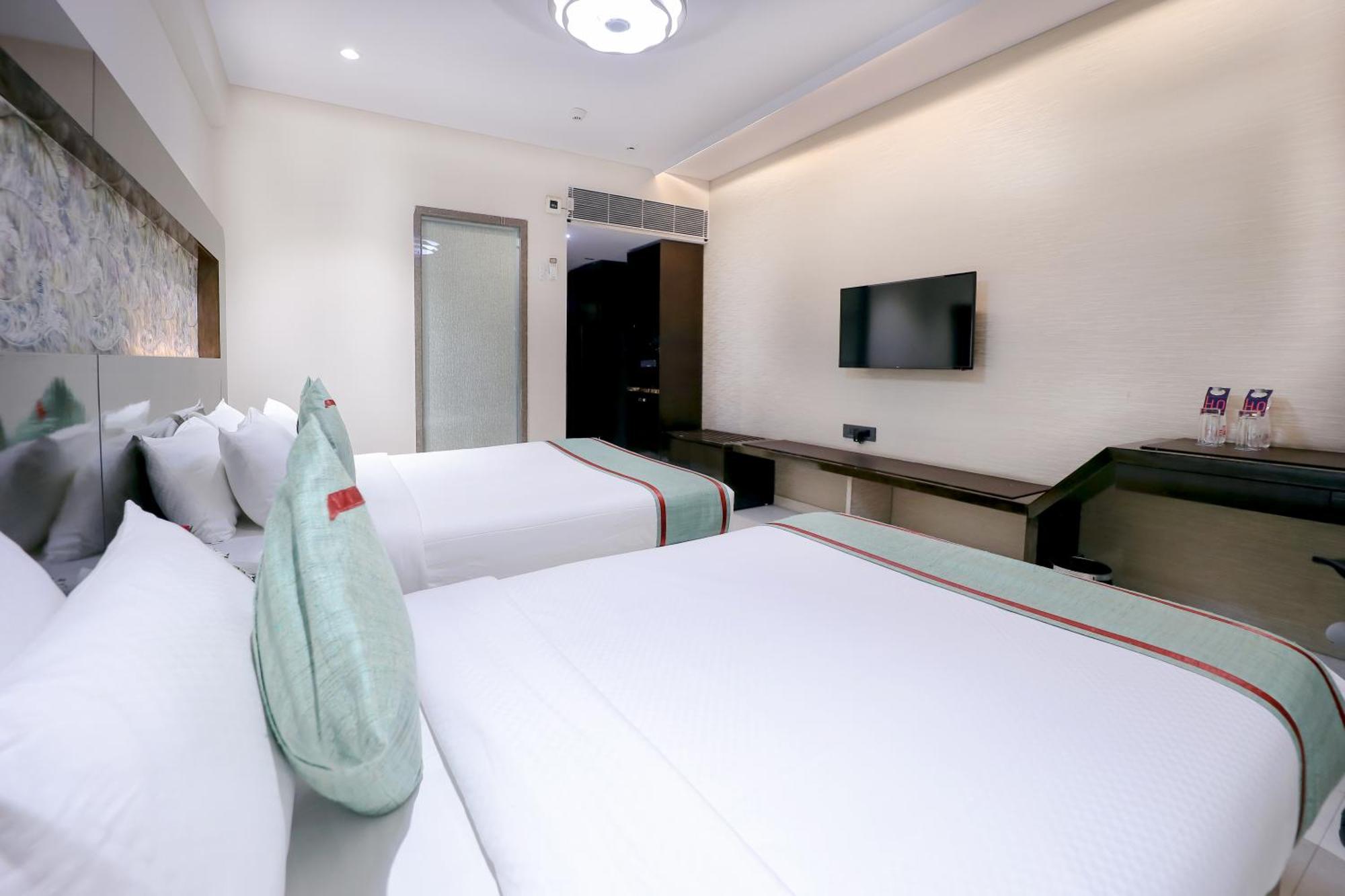 Zip By Spree Hotels Surat Exterior photo